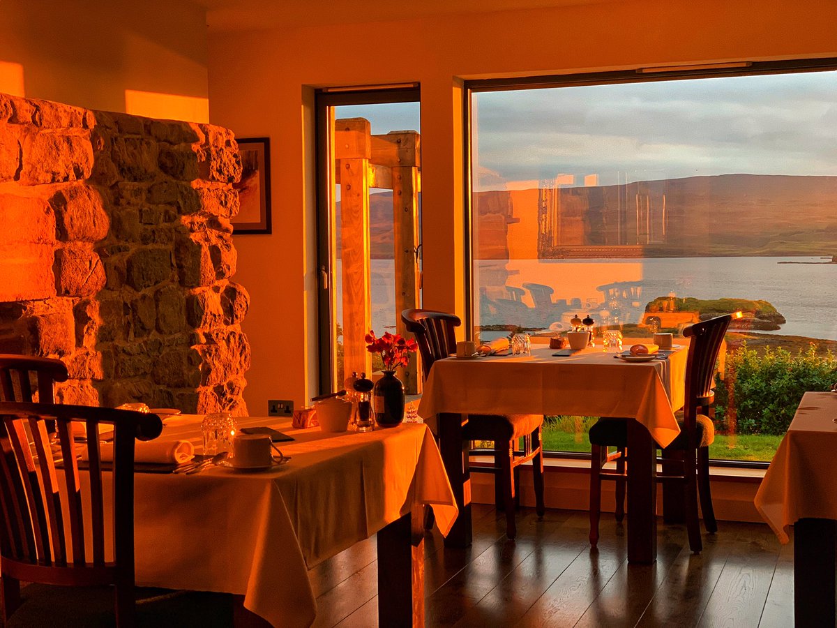HillstoneLodge's tweet photo. 6.30am on Skyeโฆ time to stop watching the sunrise and finish breakfast preparationโฆ
#skye #breakfast #sunday #sunrise #isleofskye #scotland #guesthouse #bedandbreakfast #viewfrommywindow #housewithaview #staycation #holidayinscotland @SeanBattyTV @stvweatherwatch @bbcweather https://t.co/EPcP52mHws