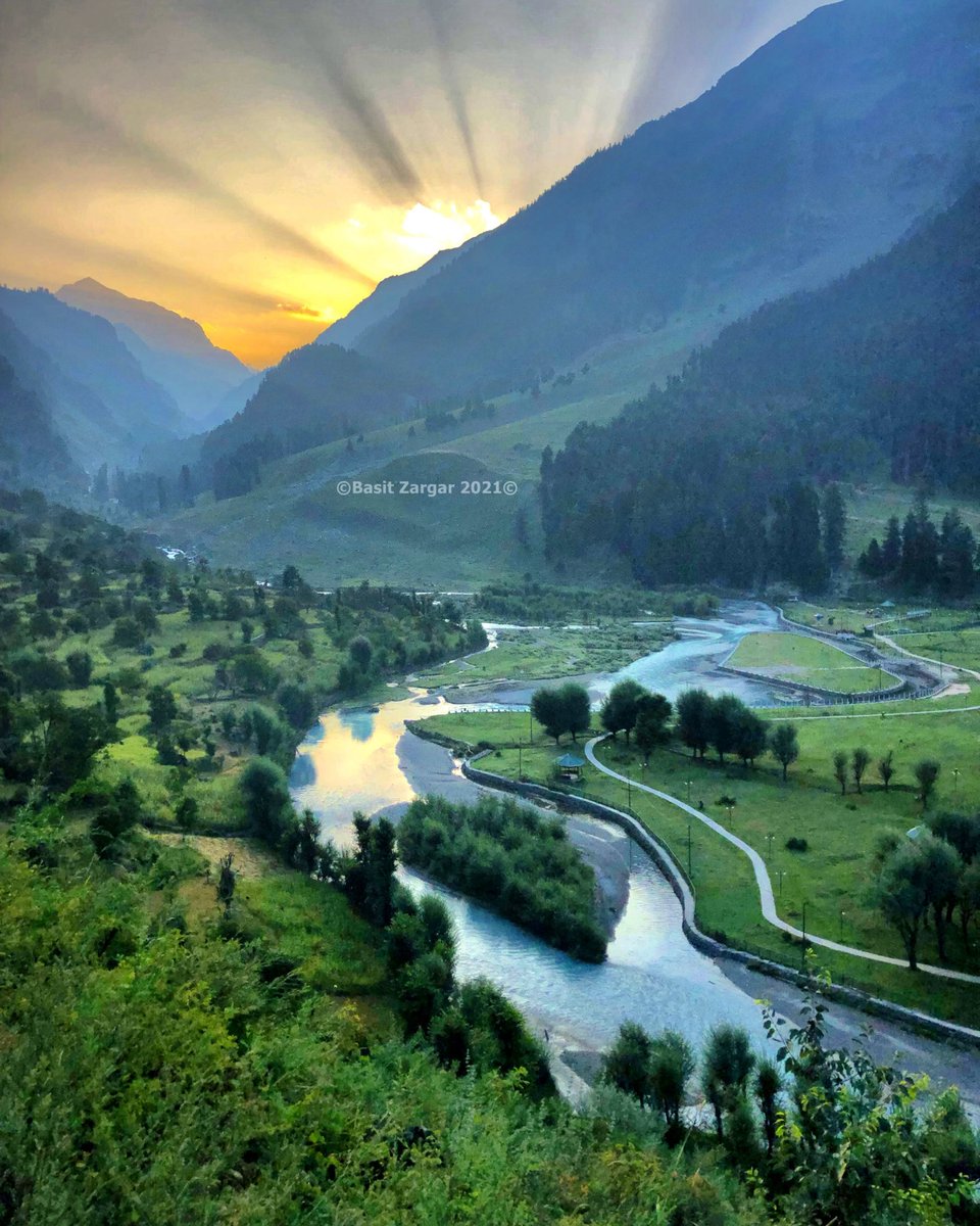 basiitzargar's tweet photo. Sunrise in Betaab Valley in Pahalgam https://t.co/V0cROx3pu1
