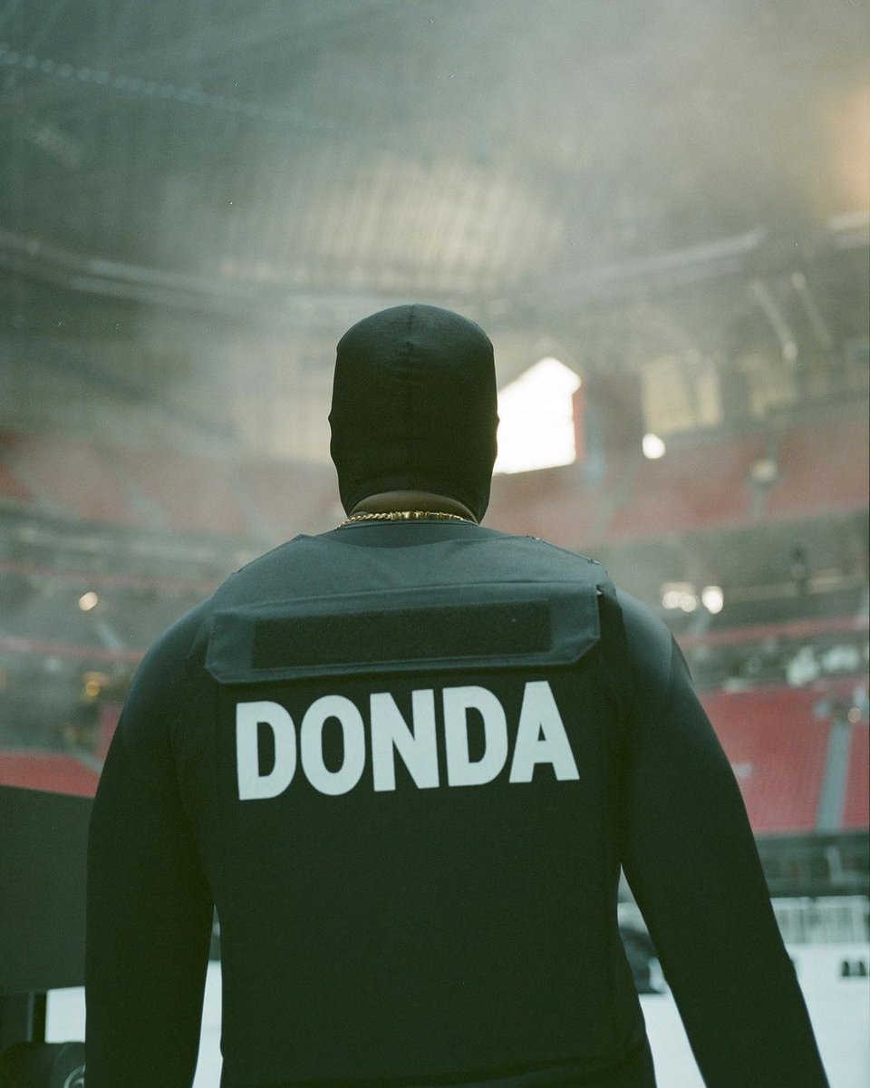 vaultedmag's tweet photo. Kanye West's #DONDA went #1 on iTunes less than 90 minutes after it dropped 🏆 https://t.co/m1ngQzHVLO