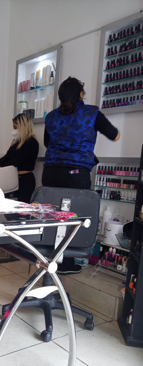 LIGIAALFAROFONS's tweet photo. @AlamosCDMX ayer fui a la Estética La Peluqueria de Soria el trato es horrible llego una mujer que supongo es la dueña Esme le dicen grosera prepotente y trato mal a la señora que lleve conmigo no le pintaron bien el cabello. No pasen un mal rato es un servicio horrible https://t.co/fvfFRiXvCo