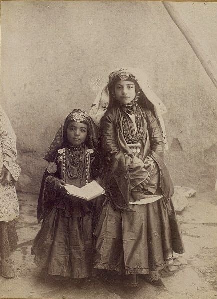 lar_tix's tweet photo. They are the largest ethnic minority group in Iran, including the sub-ethnic groups of Azerbaijanis - Shahsevan, Qarapapaq, Bayat, Ayrum, Qajar and Qaradagh.
#Shahsevan girls ⬇️ https://t.co/8uEYrpFjLA