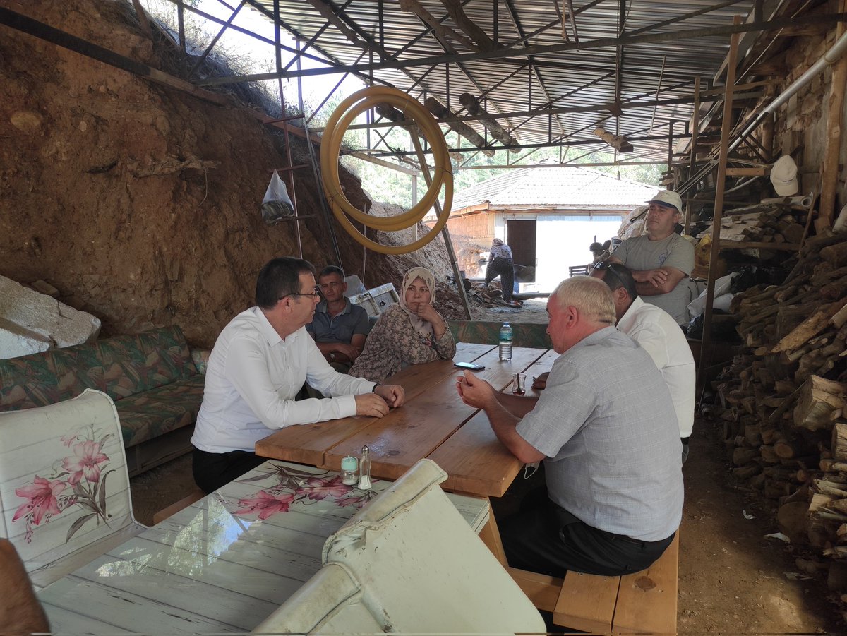 Aşağıyakacık(Avra) Mahallemizde, Muhtarımız Sn. Muammer Fidan ile birlikte Sönmez ailesine misafir olduk. Samimi sohbetleri ve misafirperverlikleri için teşekkür ediyorum.