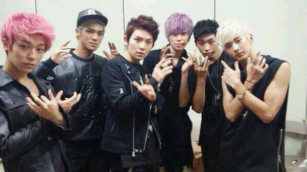 Jetaime_1005's tweet photo. 과거의 오늘 ☆

130830 틴탑 트위터:
다같이 '오글오글' 포즈~! '뮤직뱅크' 틴탑 컴백 무대 기대해주세요♡

#틴탑 #TEENTOP @TEEN_TOP https://t.co/Z1xjB6pu9g