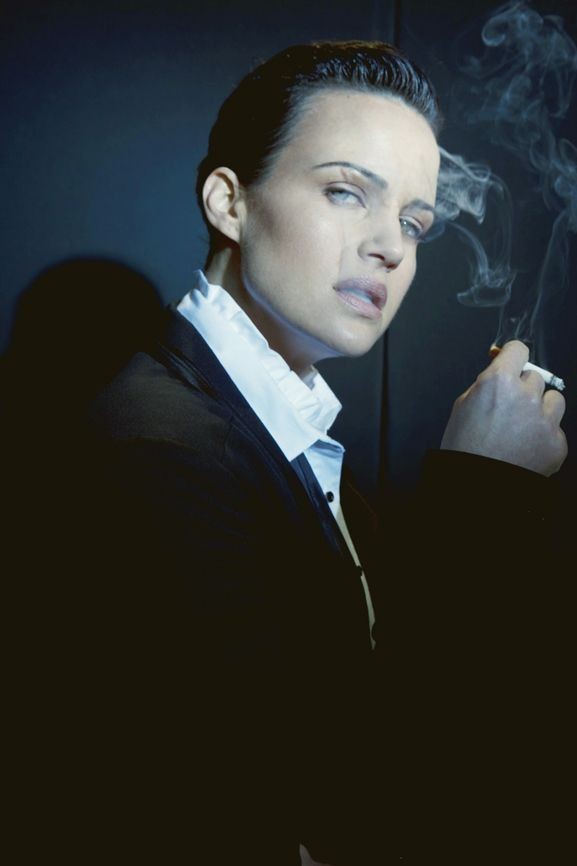 Happy Birthday Carla Gugino 