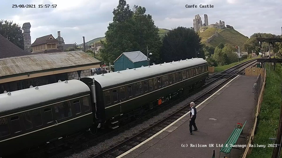 g5btb5g's tweet image. #SawitonRailcam #Class117 #DMU on the delayed 1N22 15:00 Swanage to Norden seen at Corfe Castle on 
@SwanRailway (swanagerailway.co.uk)

@railcamlive is at railcam.uk
#RailFocusUK is at facebook.com/RailFocusWorld
@VisitDorset