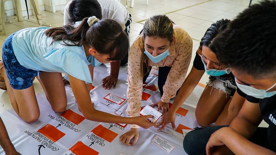 5tacon5ta's tweet photo. Así reflexionamos y vivimos el encuentro de formación de Artesanías para la Paz, la Memoria y la Verdad" en Tame, Arauca. Con el apoyo del @fondoONUCol y el acompañamiento de la @Comisionverdadc,  la Casa de la Cultura y la Plataforma Juvenil del municipio. #arauca #tame #APMV https://t.co/kovpVjHq8C