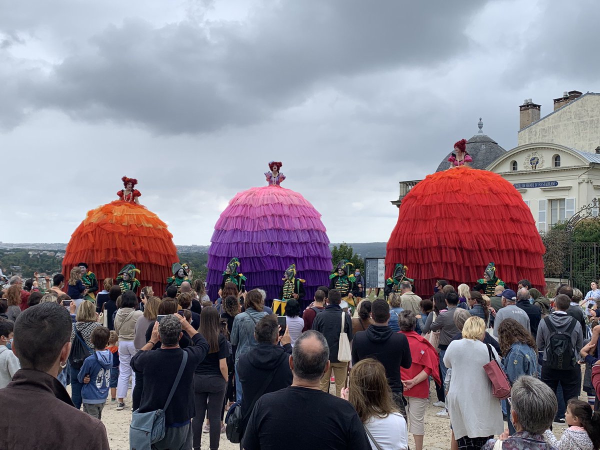 desveauxgilbert's tweet photo. Fin de l’été et début de la saison culturelle en musique 🎶 spectaculaire @StGermainLaye #theatrealexandredumas avec #TranseExpress #PoupeesGeantes au cœur du @Archeonationale https://t.co/0XD1mWT706