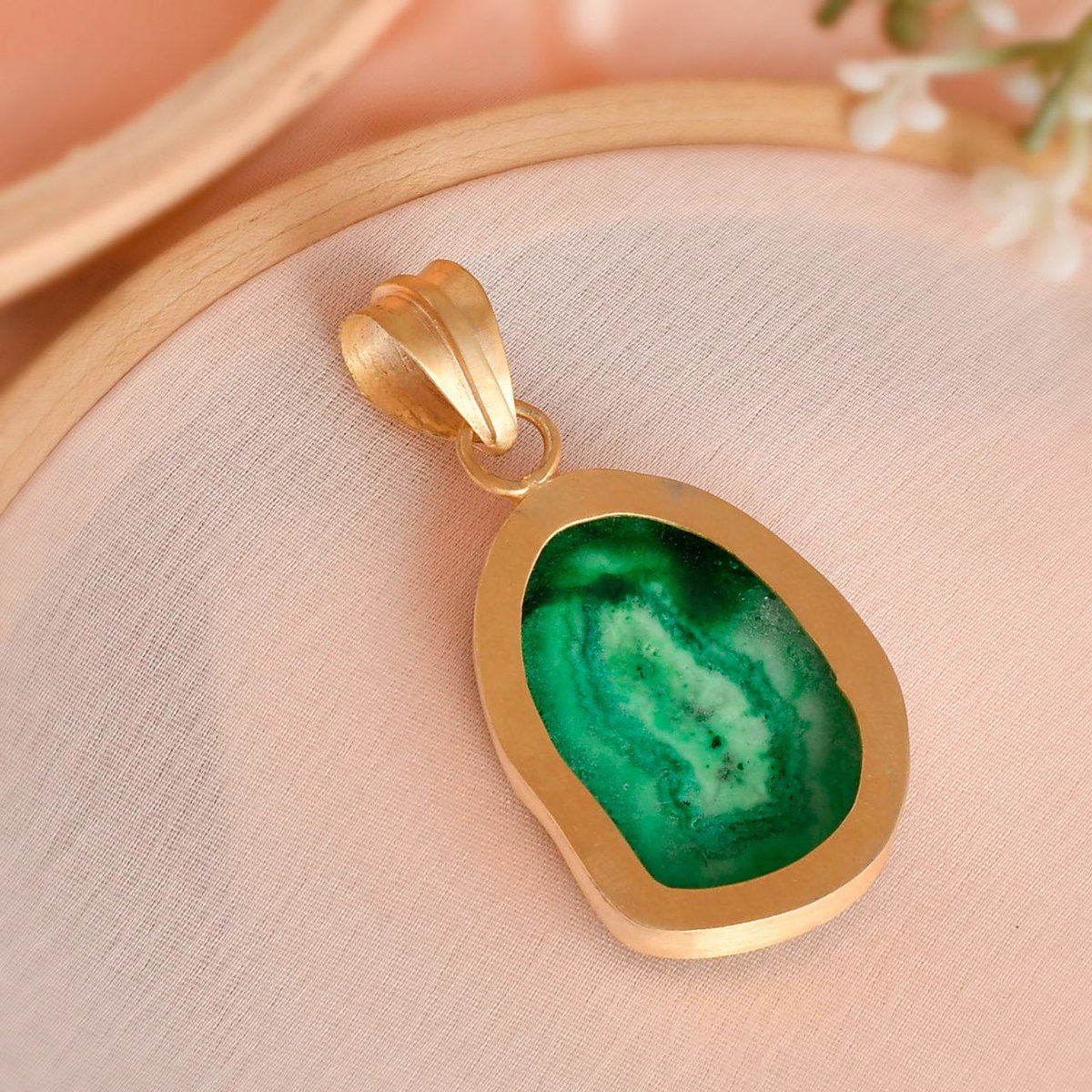 Green onyx gemstone jewellery 

#greenonyx #gemstonejewelry #handmadegifts #handmadejewelry #beauty #sellonesty #fashion #christmasgift #jewellery #jaipur #supportsmallbusiness #greenstone