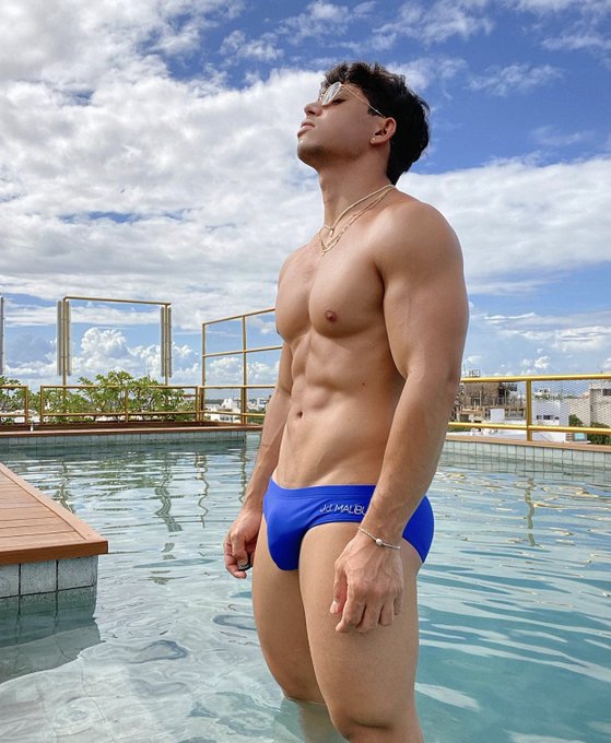 happy Birthday to me 😋 https://t.co/uiUqR0GpdC https://t.co/mu8FF9KSIy