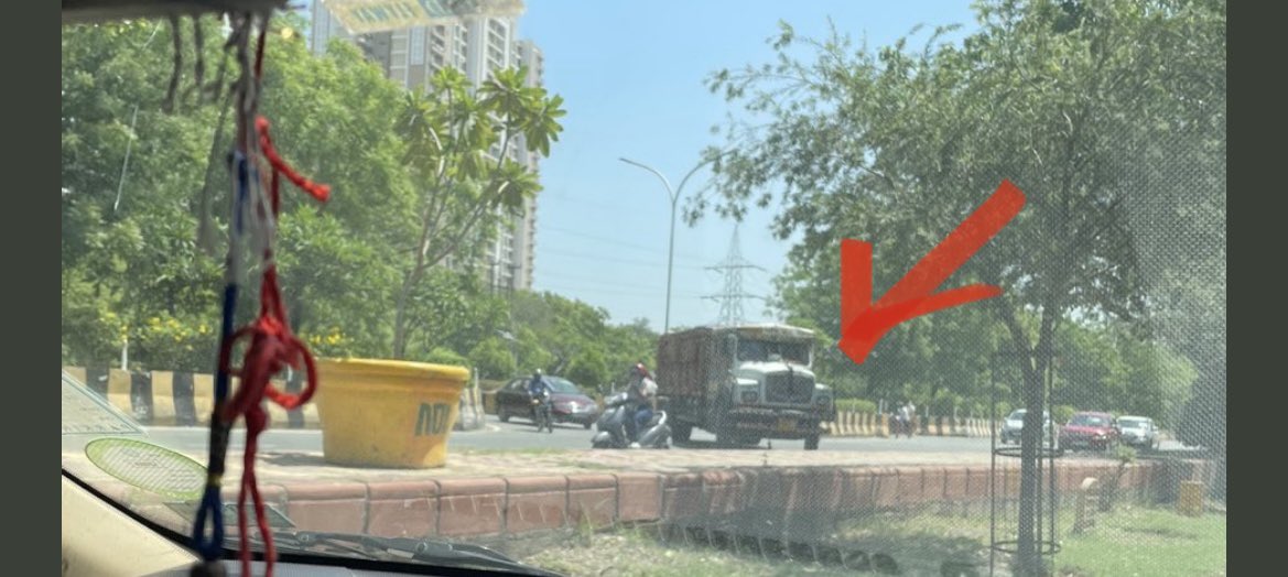 119_gaur's tweet photo. @noida_authority @vkagrawall @CeoNoida @TOINoida @PankajSinghBJP @HTNoidaGzb @noidapolice @rituias2003 @rituias2003 Respected Madam, I am daily writing about this Accident Prone U-Turn in front of Sector 122 that does not have a safe exit for the vehicles taking U-Turn…hence the possibility of a Fatal accident (kindly see the picture).How should I get your attention towards this? https://t.co/Yx3lRaoZJD