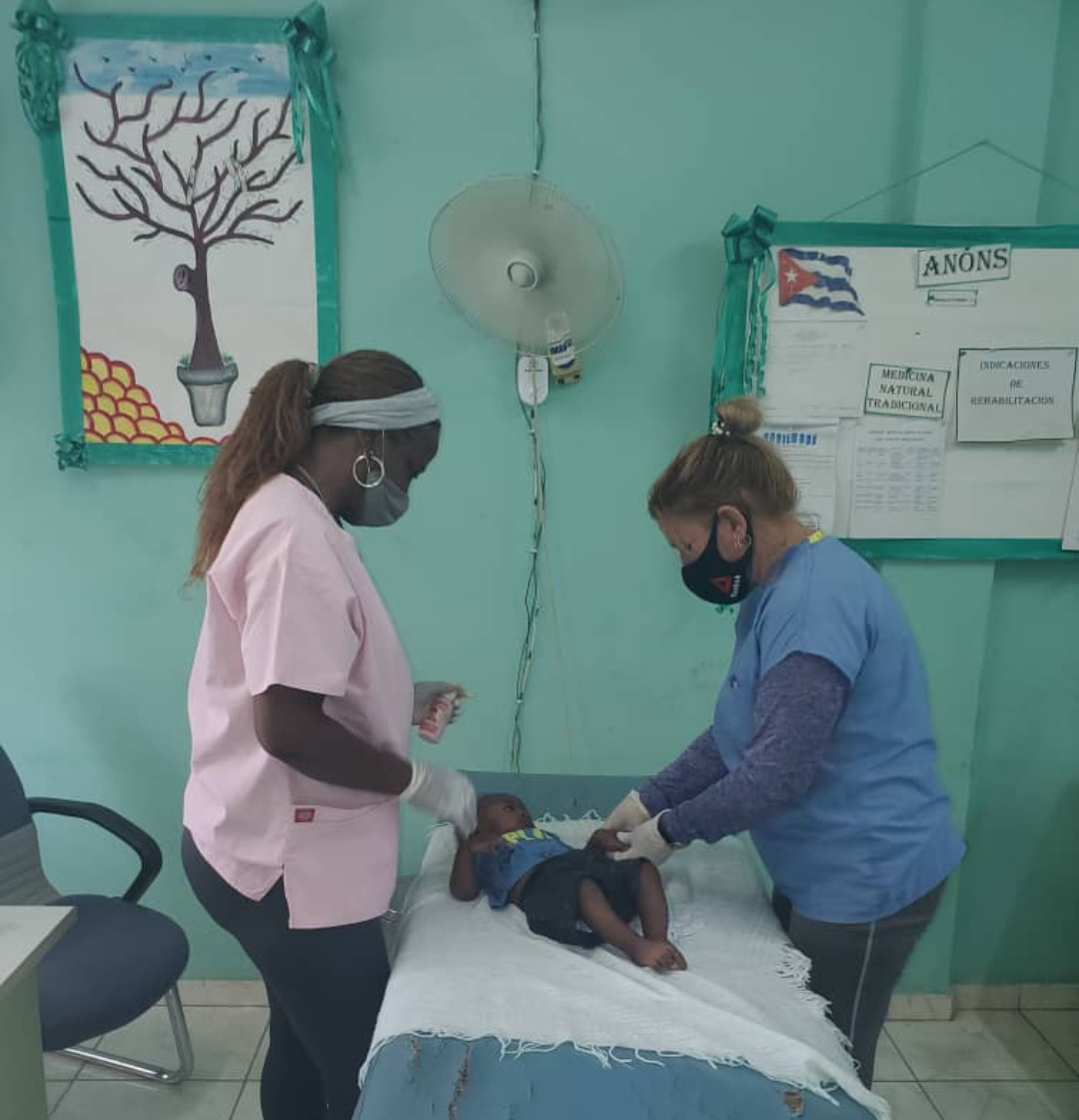 CubacooperaHt's tweet photo. Dra. Sisley Leon Chacon Especialista en Pediatría y la Licenciada en Terapia Física y Rehabilitación Elena May Wade Matthews miembros d @CubacooperaHt en Hospital Comunitario de Referencia L'Estere, trabajan en recuperación d un transicional. #CubaCoopera #CubaPorLaSalud #Cuba https://t.co/32HYKKCU0k