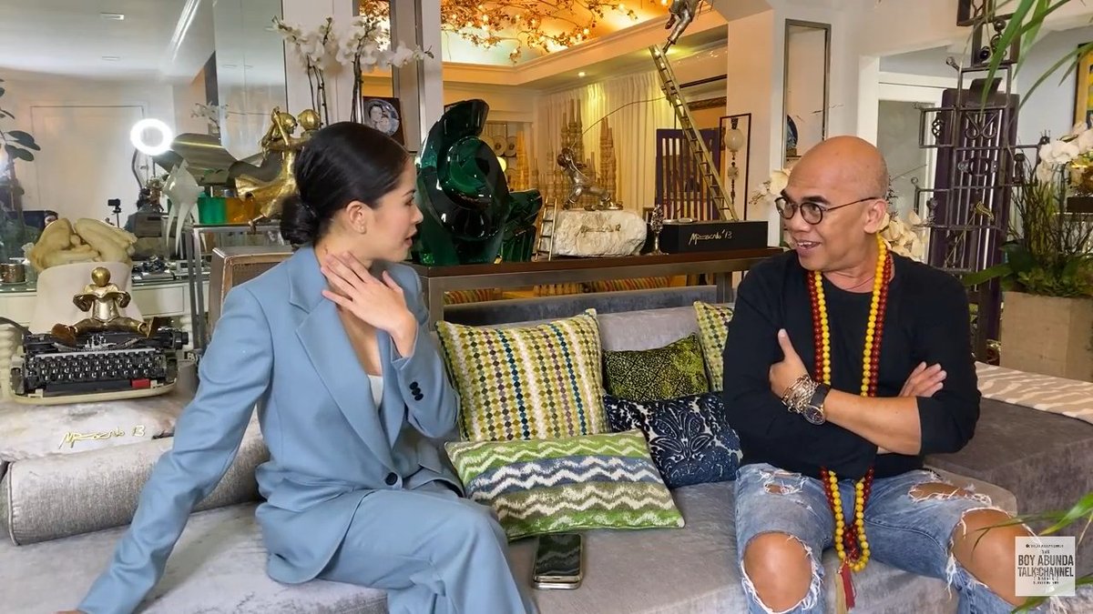 dpkdxkcx's tweet photo. I love this. I love how casual everything is, from welcoming them to they're home to this casual conversation you'd usually have with a friend you haven't seen in a long time. 🥺

KISSES ON PURPLE CHAIR
#KissesDelavinxBoyAbunda https://t.co/KO14aSCeio