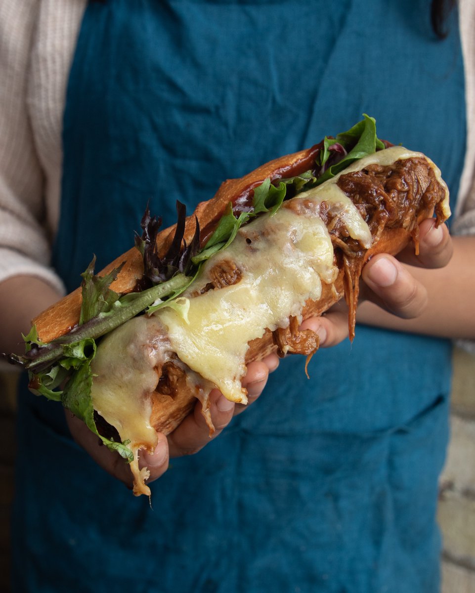 mobkitchen's tweet image. #AD LV General graced the studio with his incredibly tender and juicy BBQ beef brisket. Doused in plenty of Original Bull's-Eye BBQ sauce, creamy slaw and fresh salad. Full recipe: bit.ly/38mq2qR. Vid coming tomorrow. Seema x 
#MOBKitchen #BullsEye #BBQ #Beef #Brisket