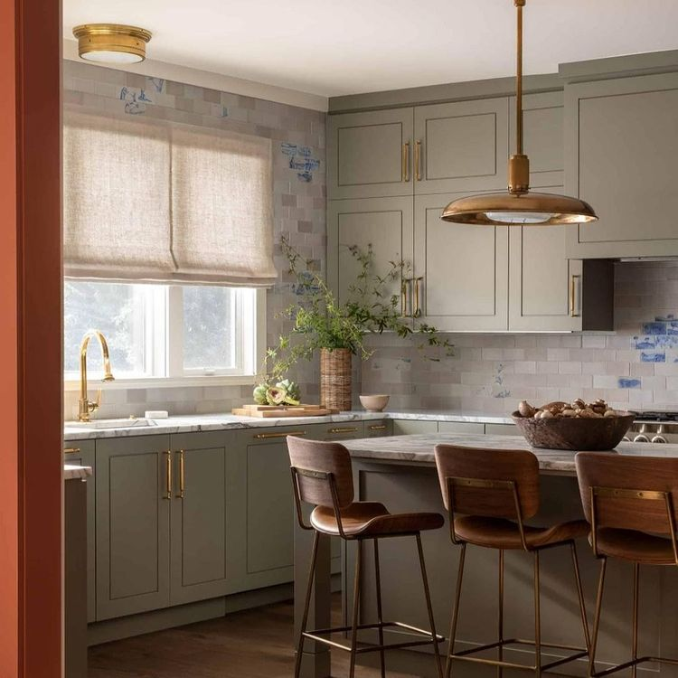 BellFortBuilds's tweet photo. This kitchen is absolutely beautiful, all the colors and details make it so sweet and elegant! What do you think? 
#kitchen #kitchendesign #interior #interiordesign #decoracioninterior #decorazioni #decorations #decorationinterieur #muebles #mueblesrestaurados https://t.co/ZSkjIKkXIH