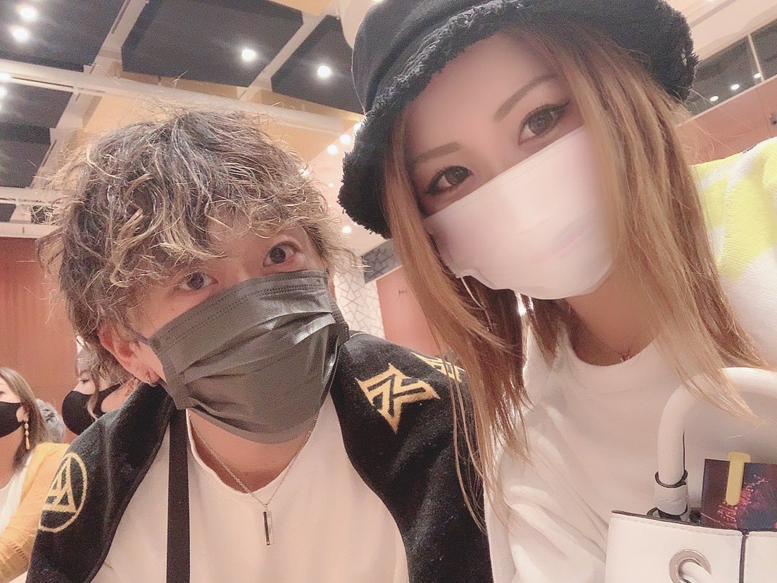 開演3時間前まで悩んで悩んだ結果
不織布マスク２枚重ねてアルコール
ばり持ってって感染対策
しっかりして参加してきたwww
初最前列😭❤️本間に行ってよかった
こんな時期やからこそ普段とは違う
元気をもらえたありがとう。
近すぎて死んだ

#倖田來未 
#トークショー
#最前列