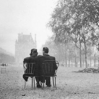 "Tal vez la felicidad sea esto: no sentir que debes estar en otro lado, haciendo otra cosa, siendo alguien más".
Isaac Asimov