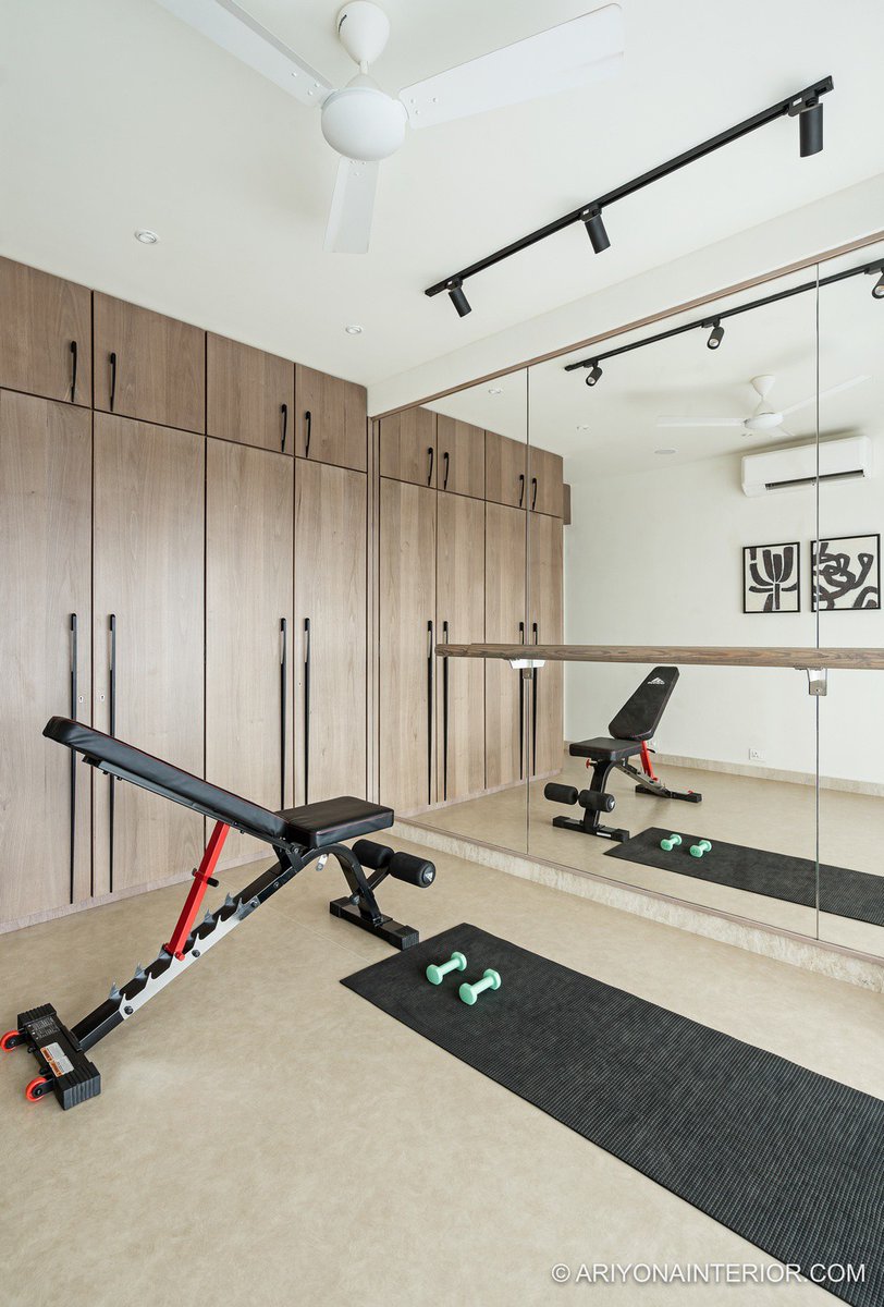 AriyonaInterior's tweet image. The mirror panel on the wall goes from above the skirting to the beam above, which is almost at ceiling height.

Click lttr.ai/lGTV to see all of this home gym.

#HomeGym #HomeGymDesign