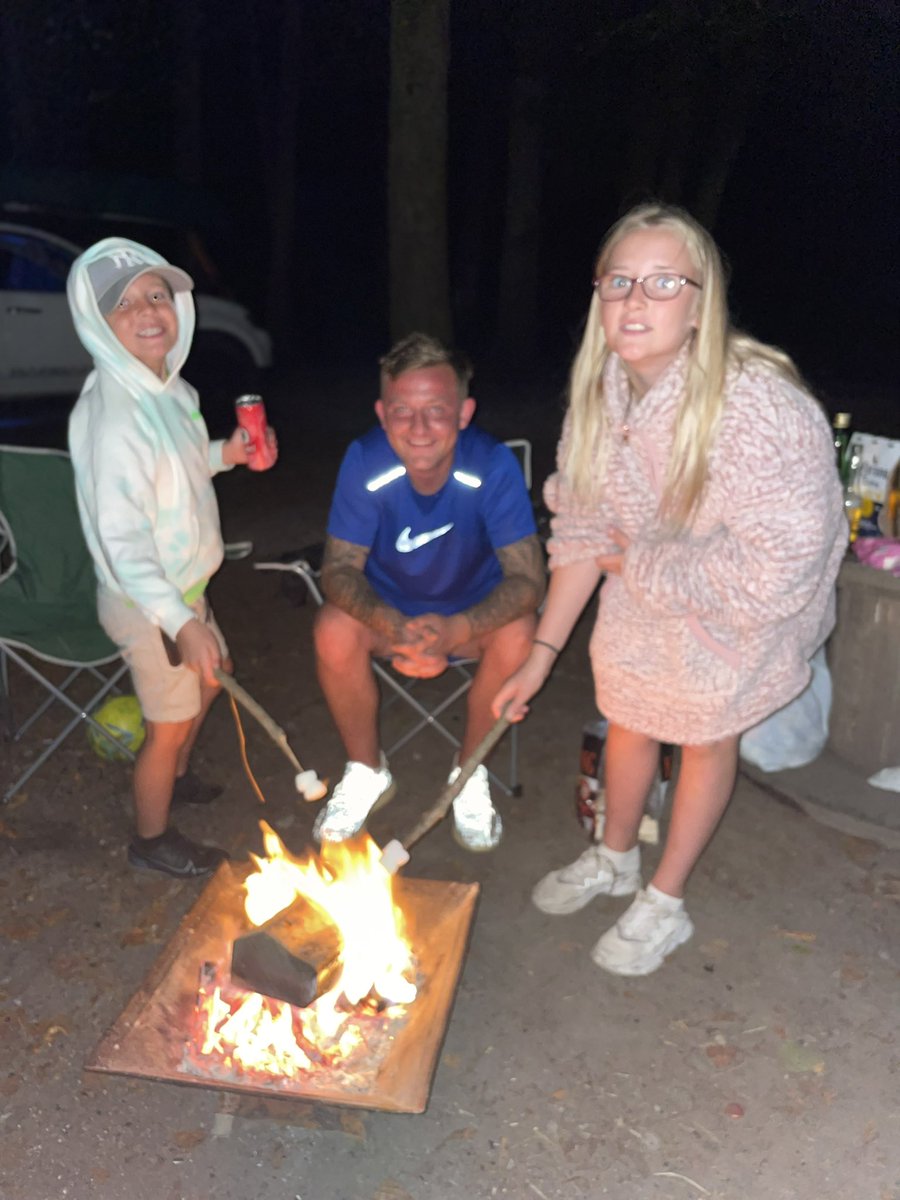 fernreaderX's tweet image. Camping trip for Mia &amp;amp; Gary, they were so surprised to see a hedgehog &amp;amp; baby frog in their natural environment🦔🐸 followed by some s’mores 🪵🔥 @StMonicaMilton