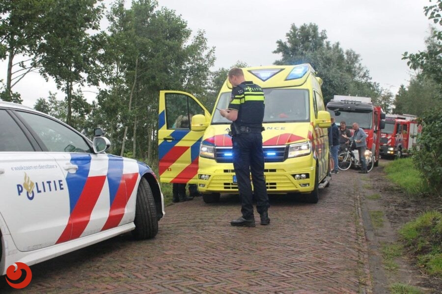Auto met drie dames op zijkant in sloot in De Westereen