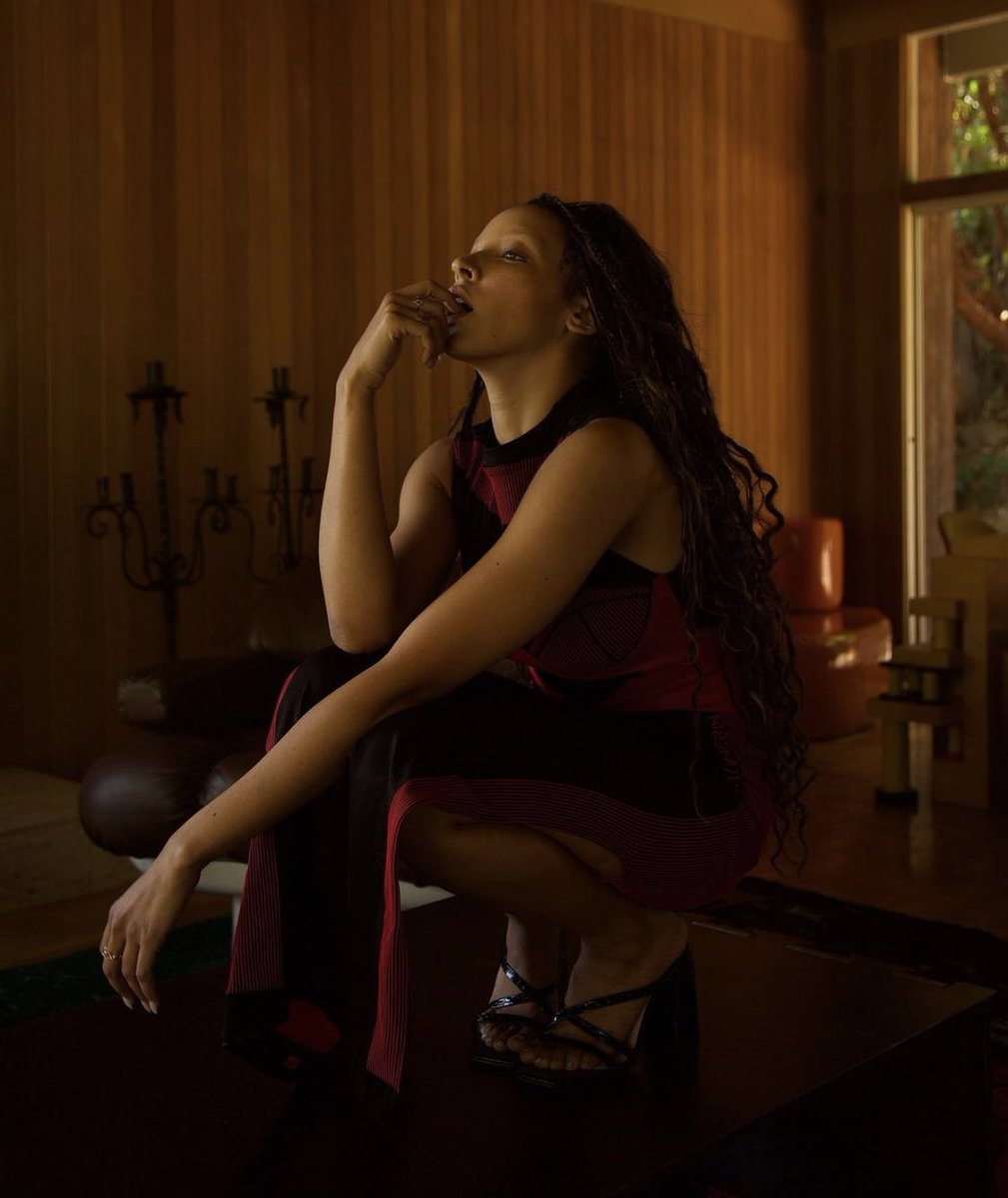 nashedaiIy's tweet photo. tinashe in red is what we live for https://t.co/LRizogVlSi