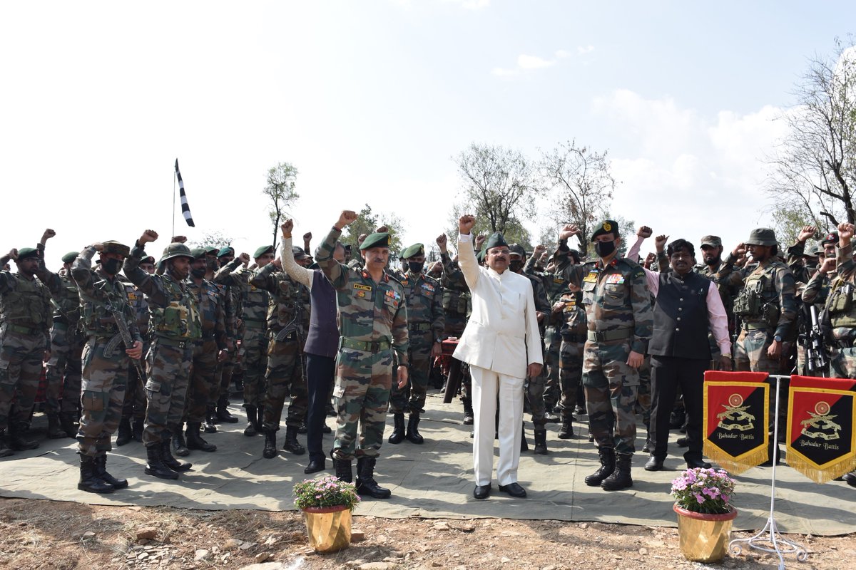 RadioChinar's tweet photo. VISIT OF SHRI AJAY BHATT ,MoS DEFENCE TO North Kashmir. Hon'ble minister visited Rajwar area  in North Kashmir and was briefed on conduct of counter insurgency operations. He interacted with troops &amp; appreciated their dedication towards the nation
@ChinarcorpsIA
@NorthernComd_IA https://t.co/kpui647Ker