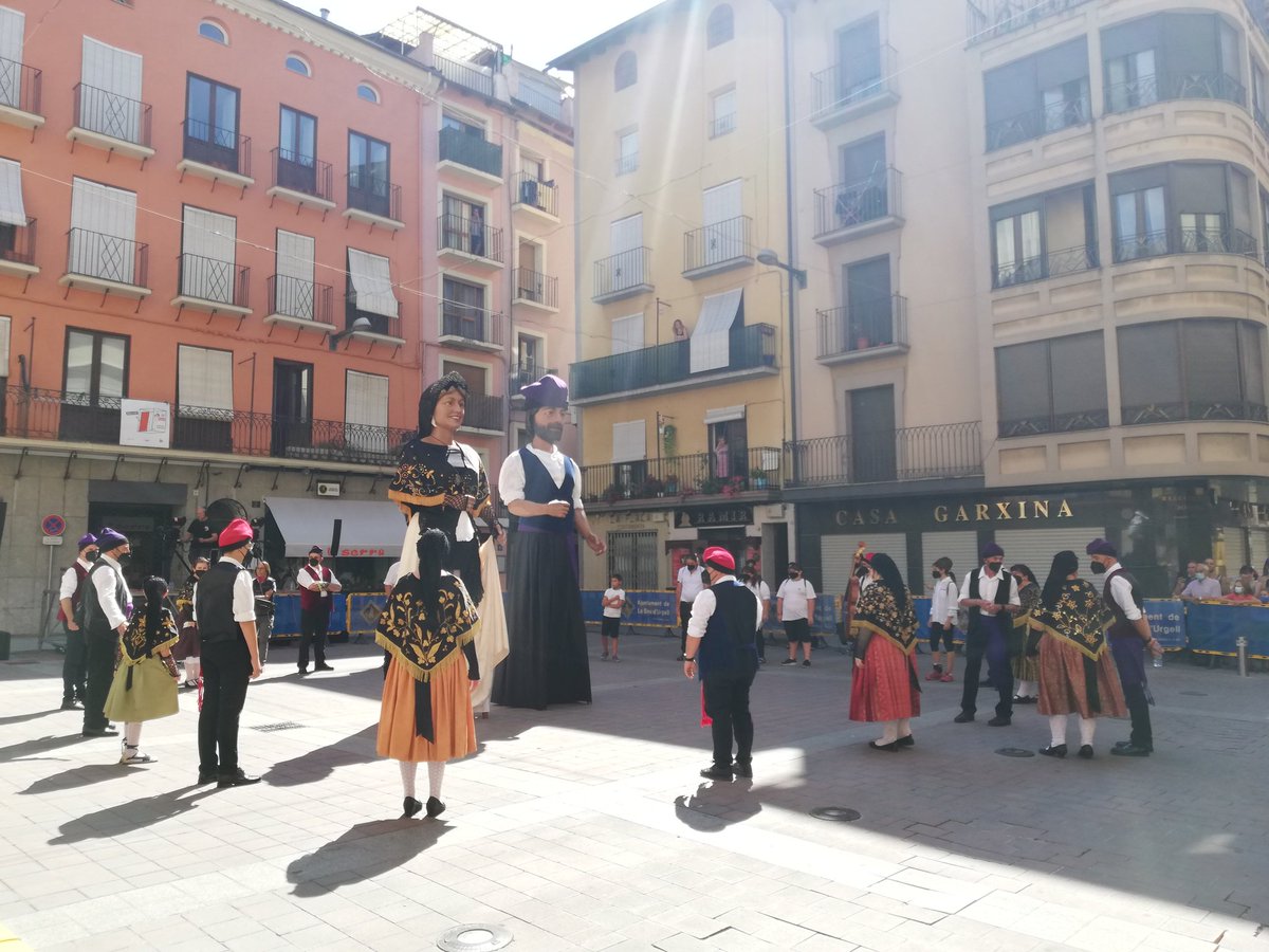 fmlaseu's tweet photo. 👉 Ball Cerdà de gegants a la Plaça Patalín a càrrec de @gegantslaseu.

Troba tota la programació a: https://t.co/mvV2qa1Qd5

#fmlaseu
#ensactivem
#ballcerdà

📸 Marc Albero https://t.co/rgm3zoILDF