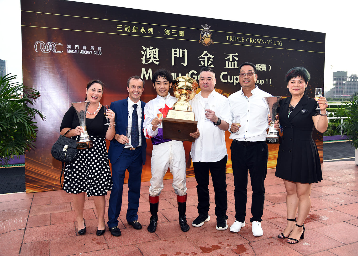 تويتر Macau Jockey Club على تويتر 29 8 21 R5澳門金盃 1800米頭馬 耀昌之星馬主 梁杰發練馬師 史偉恩騎師 中野省吾第五場全日重頭戲澳門金盃 結果由大熱門 耀昌之星 以一放到底姿態勝出 大勝 頂峰傳奇 五個多身位 耀昌之星 今季分別勝出主席挑戰盃