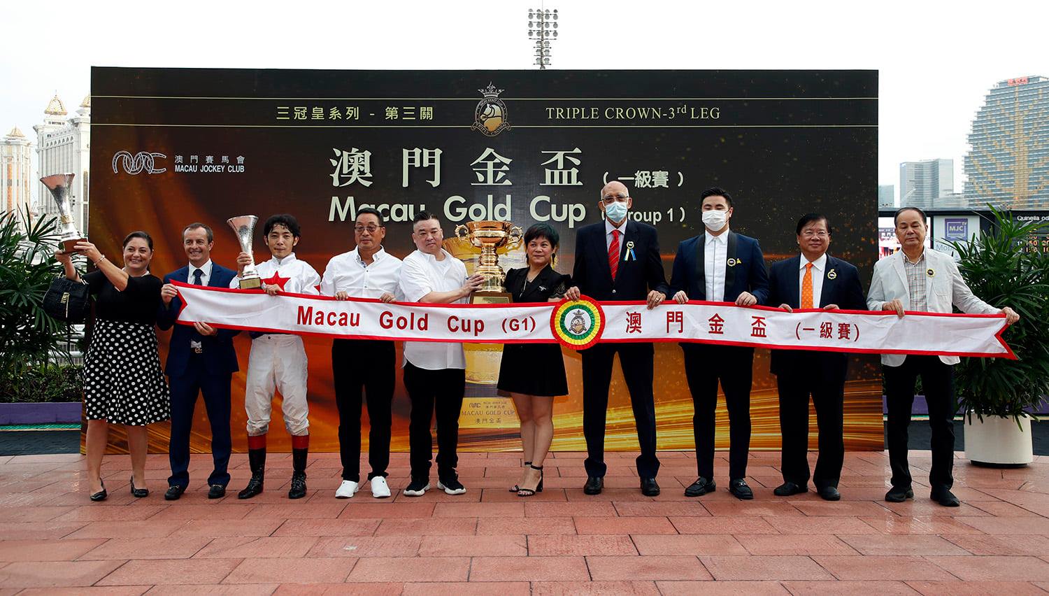 تويتر Macau Jockey Club على تويتر 29 8 21 R5澳門金盃 1800米頭馬 耀昌之星馬主 梁杰發練馬師 史偉恩騎師 中野省吾第五場全日重頭戲澳門金盃 結果由大熱門 耀昌之星 以一放到底姿態勝出 大勝 頂峰傳奇 五個多身位 耀昌之星 今季分別勝出主席挑戰盃