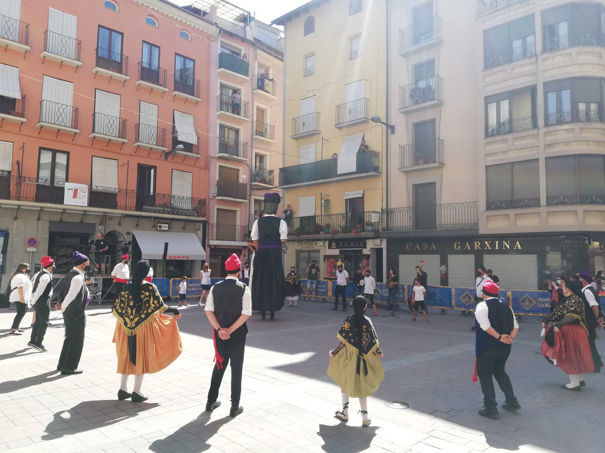 fmlaseu's tweet photo. 👉 Ball Cerdà de gegants a la Plaça Patalín a càrrec de @gegantslaseu.

Troba tota la programació a: https://t.co/mvV2qa1Qd5

#fmlaseu
#ensactivem
#ballcerdà

📸 Marc Albero https://t.co/rgm3zoILDF