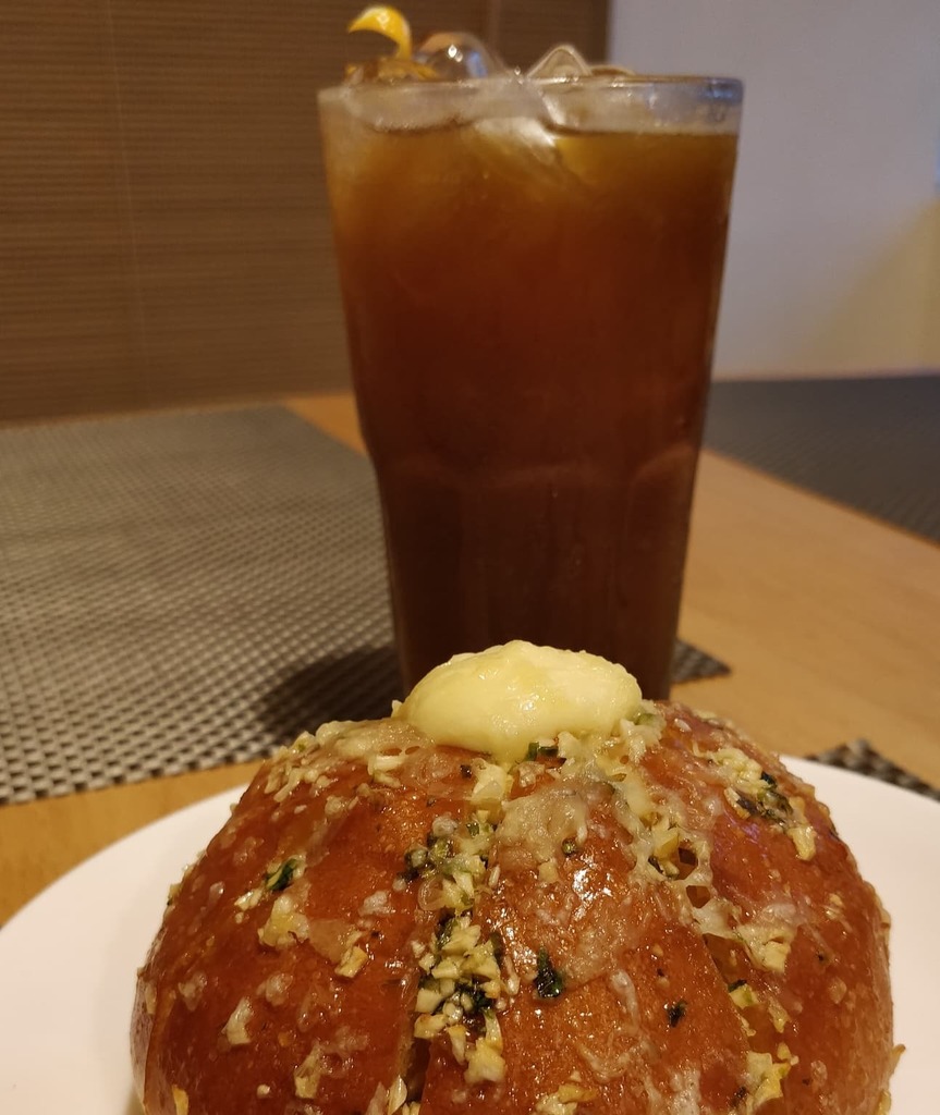 #newplacealert Tiny new cafe (8 seater), aptly called Tuckaway, on the road behind Taj in Nungambakkam is doling out some lovely dishes. The Korean cream cheese bun was simply lovely! Cream cheese with loads of garlic and herbs. While in the cafe, they were trying out some f…