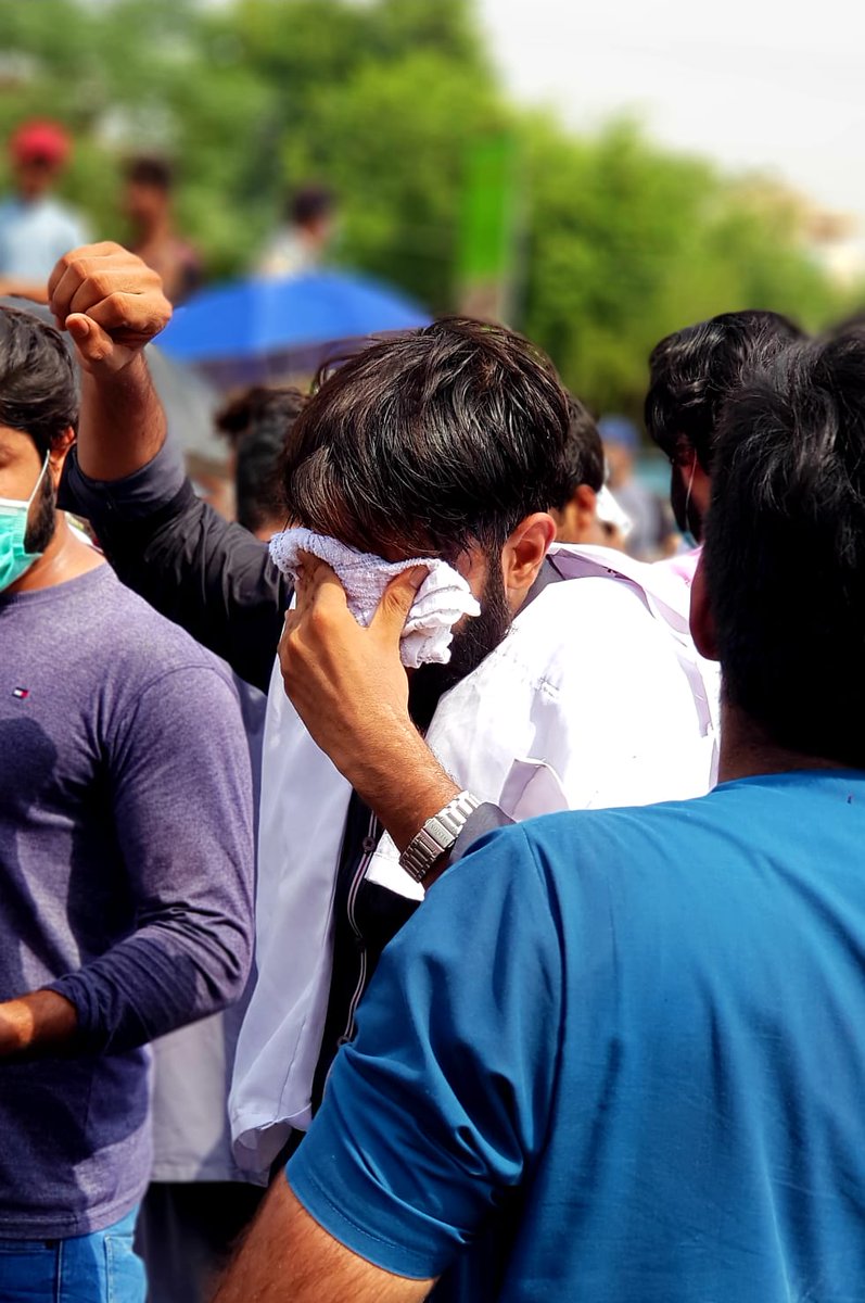Shahzadach_'s tweet photo. ظلم کے یہ ضابطےہم نہیں مانتے
#shameongovt
#ChemicalSprayOnDoctors https://t.co/WXayyDq5J6