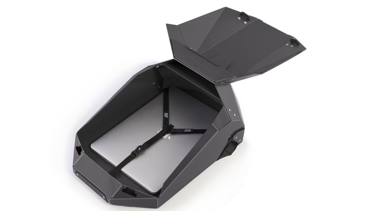 Solid_Gray_Jp's tweet image. 前面を開くと内部にアクセスでき、本やノートPCはストラップで固定できます。
さらに仕切りで区分けされたタブレットやケーブルを収納できるスペースや、携帯電話、キーホルダー、眼鏡、サングラスなどの小物を格納するフタ付きのスペースも搭載。  
#solidgray #クラファン