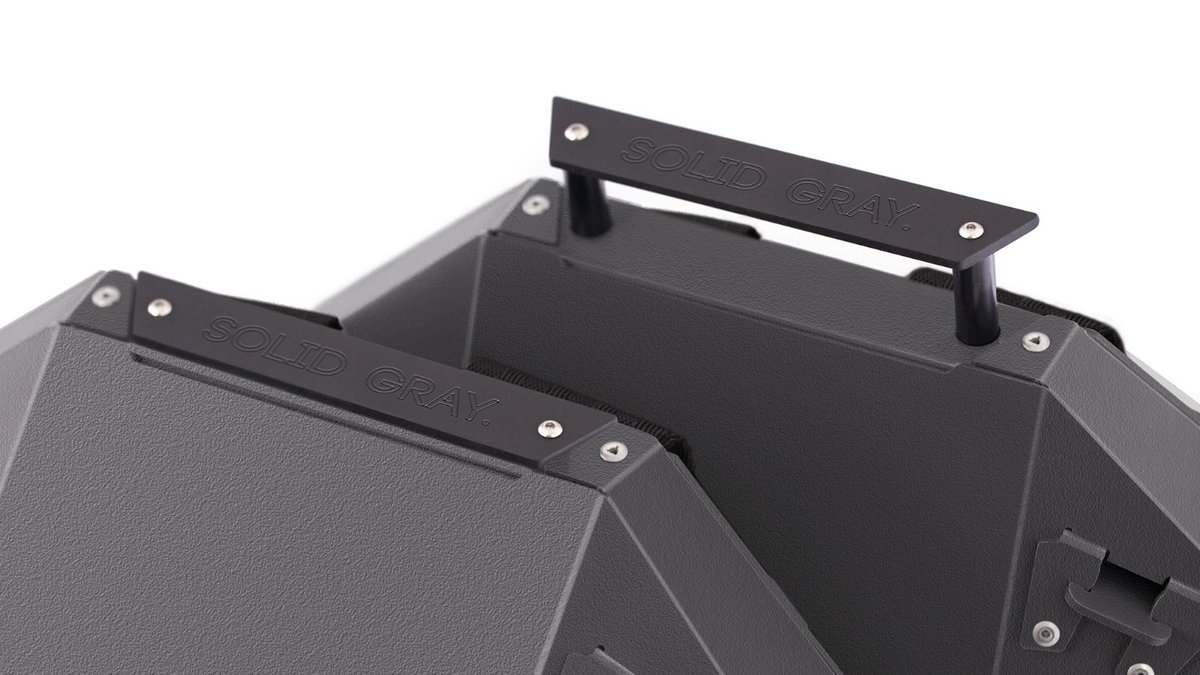 Solid_Gray_Jp's tweet image. 前面を開くと内部にアクセスでき、本やノートPCはストラップで固定できます。
さらに仕切りで区分けされたタブレットやケーブルを収納できるスペースや、携帯電話、キーホルダー、眼鏡、サングラスなどの小物を格納するフタ付きのスペースも搭載。  
#solidgray #クラファン