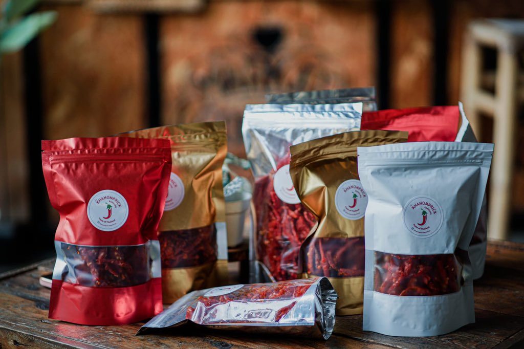 Khanomprick keripik cabe.. ada rasa original 35rb, daun jeruk 35rb, keju 35rb, extra pedas 45rb 90gr.. pemesanan wa 081247774044 atau dm ig ajengdenissa.. yuk coba jadi cemilan atau temen nasi/mie 😍 pengiriman dari bandung ya