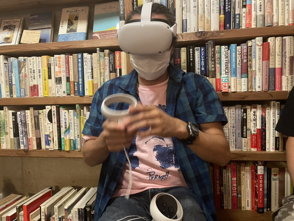 apricotty511's tweet photo. 初バーニングマンはVR参戦でした🔥
アメリカ時間めっちゃ早朝だったのでただただ誰もいない砂漠を彷徨っていただけですが、朝焼けがめちゃめちゃ綺麗でした　#virtualburningman https://t.co/DYe54Mi3XA