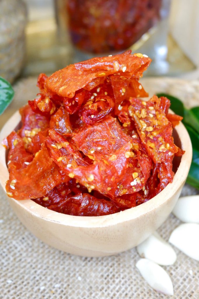 Khanomprick keripik cabe.. original, daun jeruk, keju dan extra pedas.. pemesanan bisa wa ke 081247774044 atau dm ig ajengdenissa 😊😉