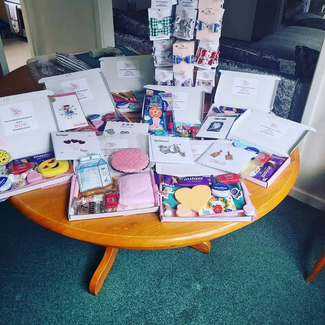 BoxesBowsEzBez's tweet photo. Readyfor the carnival today at the Royal Oak in Warboys, 4pm till late, come on down if your around πππ #royaloak #warboys #boxesandbows https://t.co/gct60YMKHJ