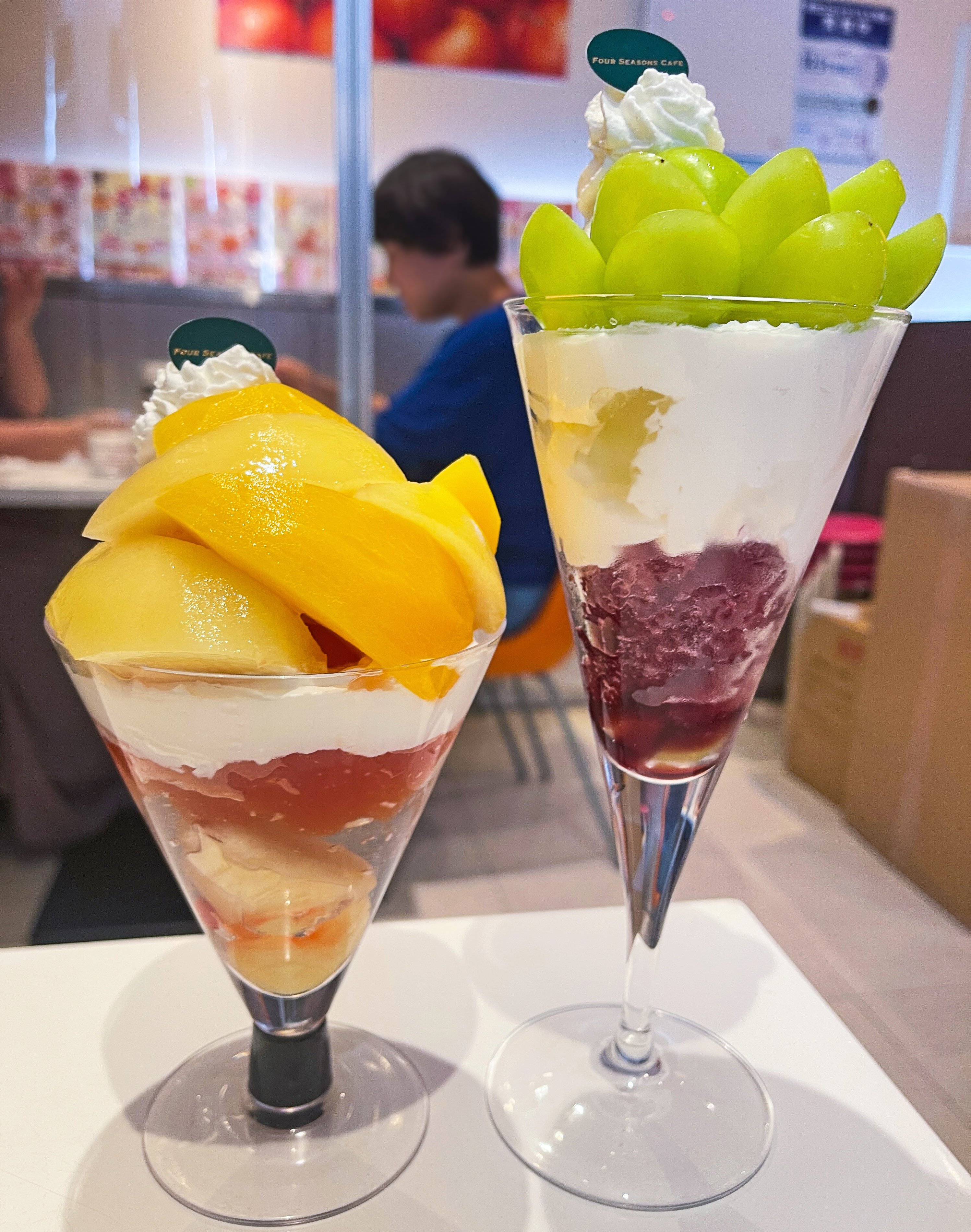 唯一無二の絶品グルメ むにぐるめ フォーシーズンズカフェ 東京 西葛西駅から徒歩3分 新鮮なフルーツパフェが食べ放題のお店 旬のフルーツを使ったパフェは果汁溢れるみずみずしさで 1個00円のパフェも食べ放題 ケースに入った一部の ケーキも