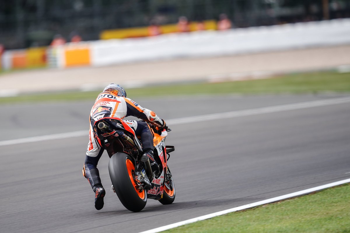 box_repsol's tweet photo. Quedan dos vueltas para el final y las cosas no han cambiado mucho. #POL44 mantiene la quinta posición y Quartararo sigue liderando. 

¡A seguir aguantando!

#BritishGP
#EquipoRepsolHonda
#LaGradaRepsol https://t.co/LnA698E1j9
