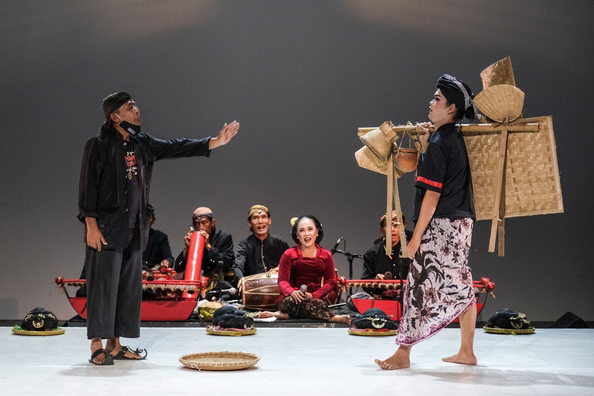 artjog's tweet photo. Daily Performance (29/8)

Pentas Rianto feat. Rumah Lengger Banyumasan hari ini merupakan pertunjukan terakhir di panggung ARTJOG MMXXI. Tayangan ulangnya dapat ditonton di https://t.co/9cg6yaMMDh.💃🏻✨

#ARTJOG #ARTJOGMMXXI #DailyPerformance #Rianto #RumahLenggerBanyumasan https://t.co/MqipReHby4