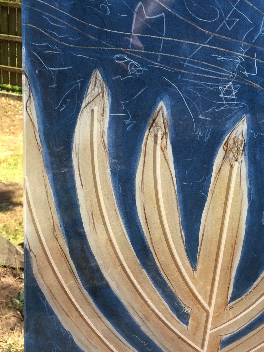 Innovative #Glasstele für #Künstler Fred Baumgart: fredbaumgart.com #VSG #Glas mit keramischen #Digitaldruck. #LED #Licht #Lasergravur sorgen für punktuelle #Beleuchtung der einzelnen Elemente bei Dunkelheit. Die #Ausstellung läuft bis 31.10.2021 in der #Synagoge #Vöhl