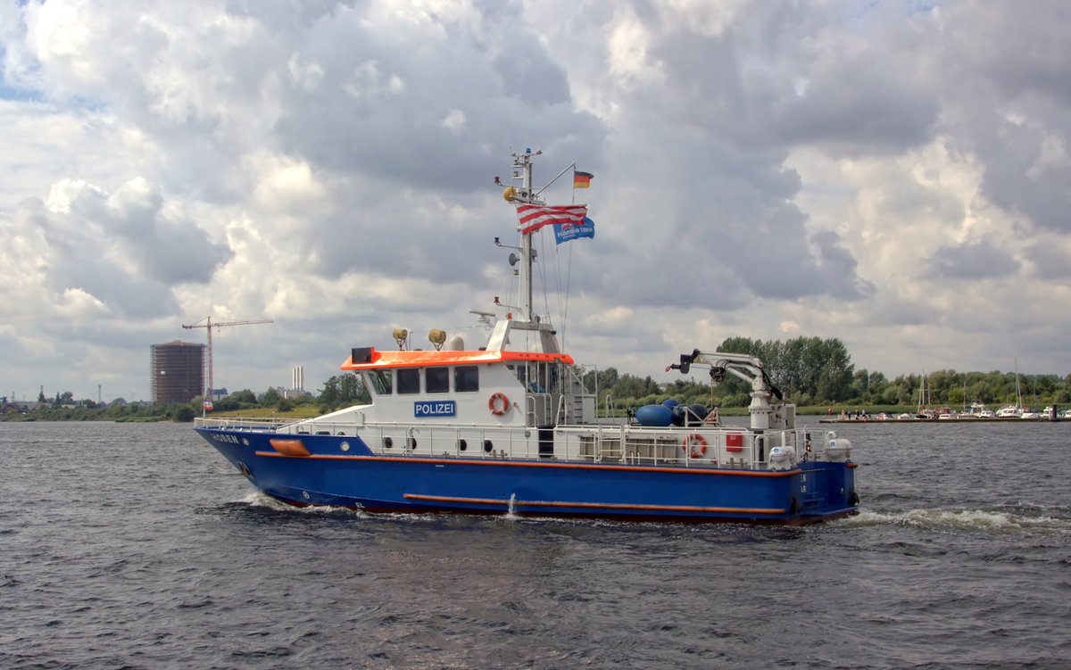 RickyGTS's tweet photo. Es gibt eine Baureihe von 3 #Küstenstreifenboot’en im Einsatz bei der Polizei von MVP. Sie heißen #WARNOW, #HOBEN & #DAMEROW. Aber alle 3 innerhalb von 20 Minuten abzulichten 📸 das schon selten 😉 & gibts auch so wohl nur zur #HanseSail in #Rostock #Warnemünde 👍🏻 https://t.co/ybWyDgQq3L