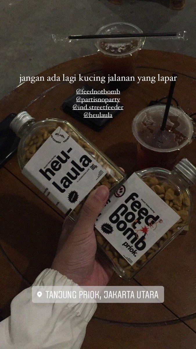 feednotbomb's tweet photo. [29.08.21]

malam ini street feedingan bersama mas mas dari @.heulaula (follow ignya dong mweheh); jangan lupa tuk organisir dirimu sendiri kawan!

purr purrr self organize aktion!!!

#feednotbomb
#wargabantuwarga
#selforganize https://t.co/OJwEIemQXW