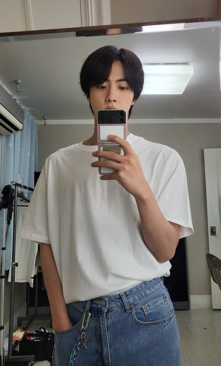 KSJLOOKS's tweet photo. Obsessesed with #JIN's mirror selcas https://t.co/MdJcL9Tcke