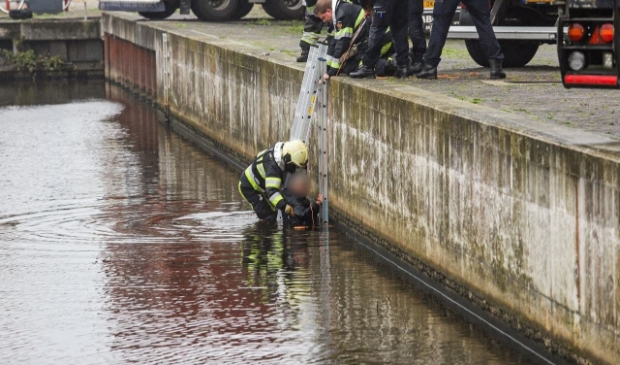 Man door brandweer uit water gered