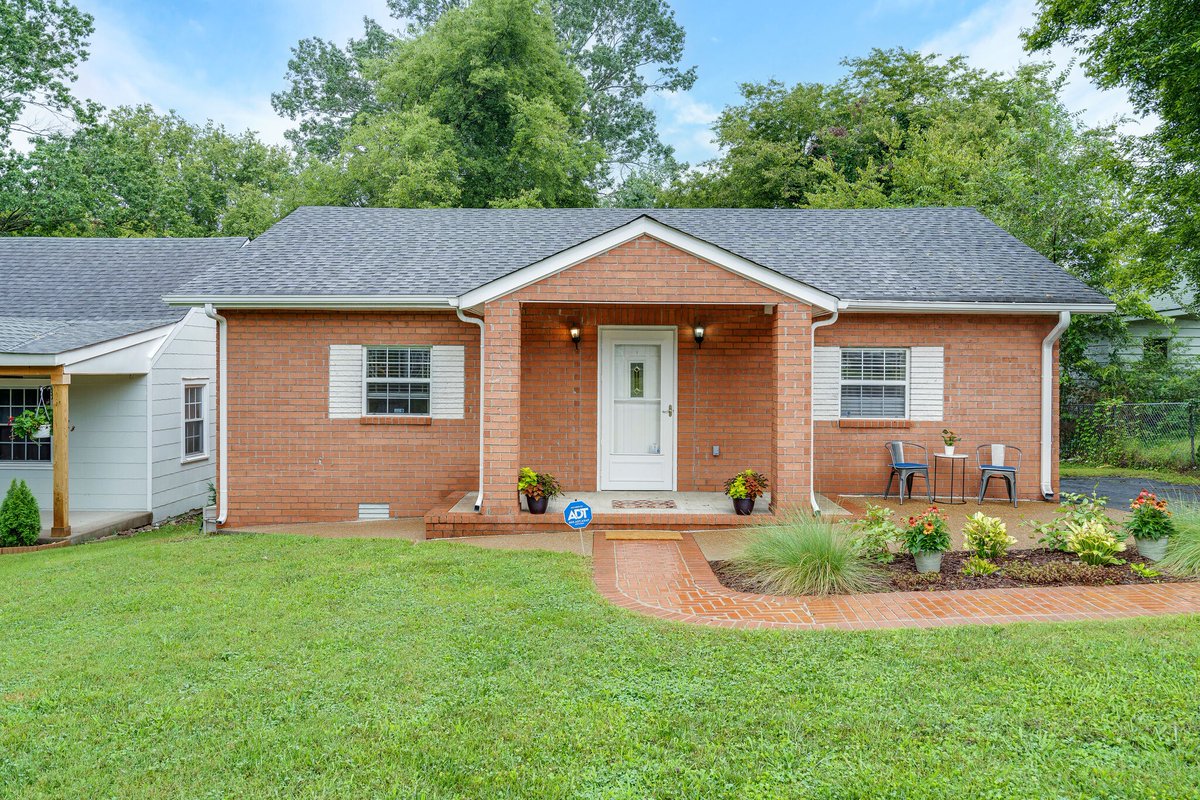 ArmstrongRealE's tweet photo. Charming 3 bedroom 2 bath home that has been very well maintained. The home has hardwoods, updated kitchen w/ stainless appliances, &amp; nice open floor plan. The home is situated on a large level lot &amp; has a storage shed &amp; new deck.  Reach out to @allisonellis_realtor for more info https://t.co/1yGfOhzvOa
