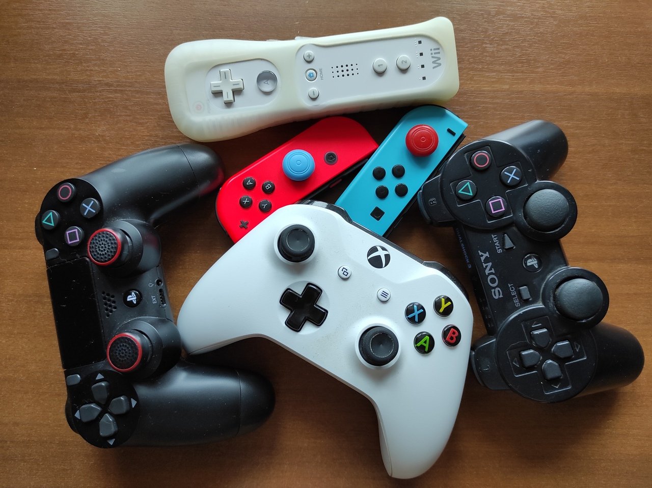 Sony ps4 игры. игровая приставка в руках. игры на сони 4. играть вместе на пс 4. игры на пс4 на двоих на одном экране.