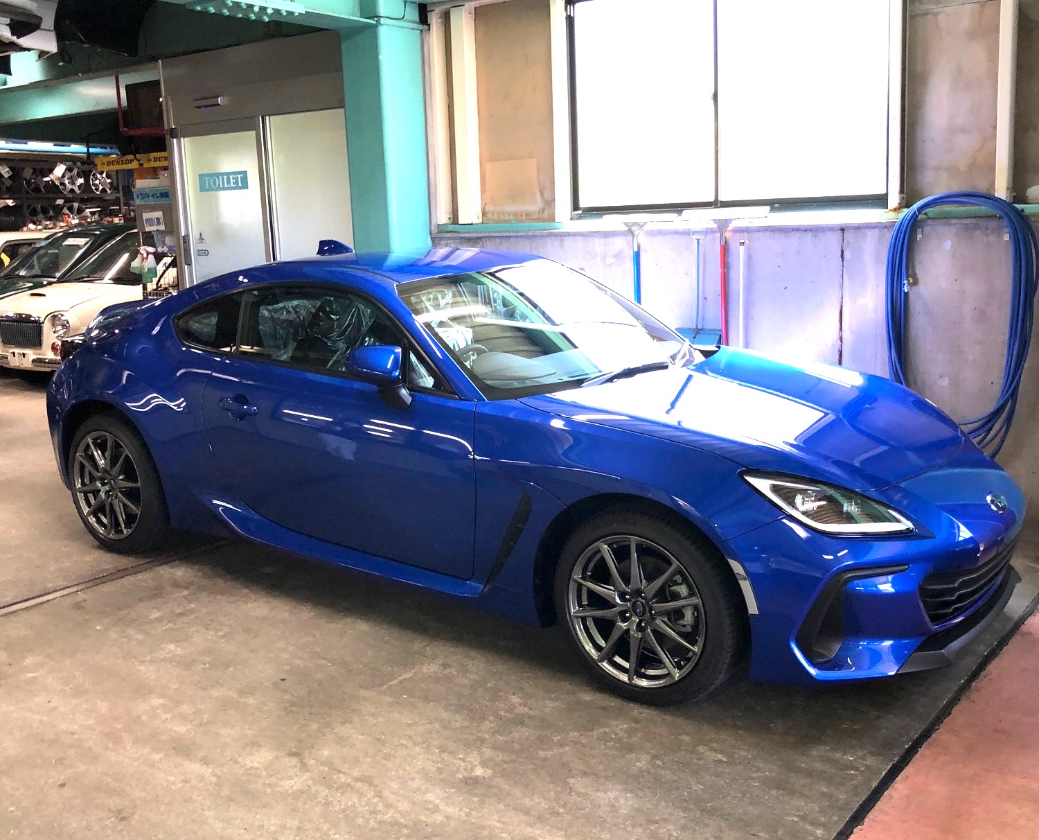 マリオ髙野 新型brzしげる工業の Custom Line で大激変 S Gt夏の富士で勝つ 埼玉県にてナンバー封印されたワタクシ購入のbrz Rグレード 6mt Wrブルー が中津スバル販売に運ばれ 用品装着などの納車準備が行われました 納車は明日ということで