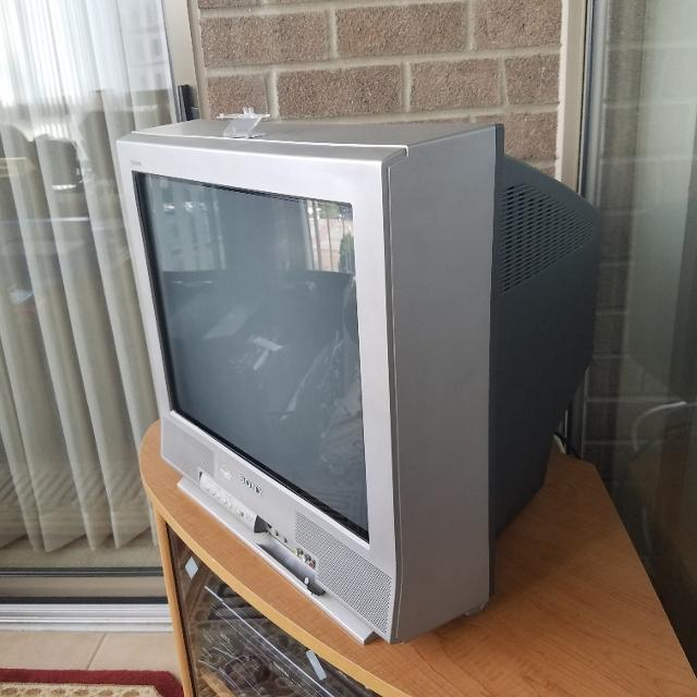 imJustRed's tweet photo. You know you're old if you watched cartoons on this TV https://t.co/H6AsbKFohG