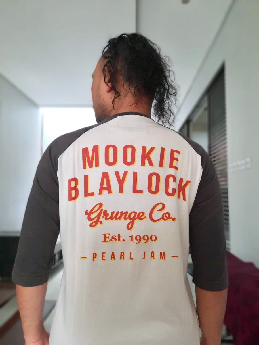 RockNal's tweet photo. Udah lama banget baju ini ada di dalam lemari, hari ini dipake sambil mau nonton lagi (dan lagi) Pearl Jam MTV Unplugged.
Buat anak 90an, album TEN @PearlJam ini salah satu soundtrack wajib. 
Semua lagu bagus. 
Kesukaan kamu yang mana?

#PJTEN https://t.co/onRuDOtgUW